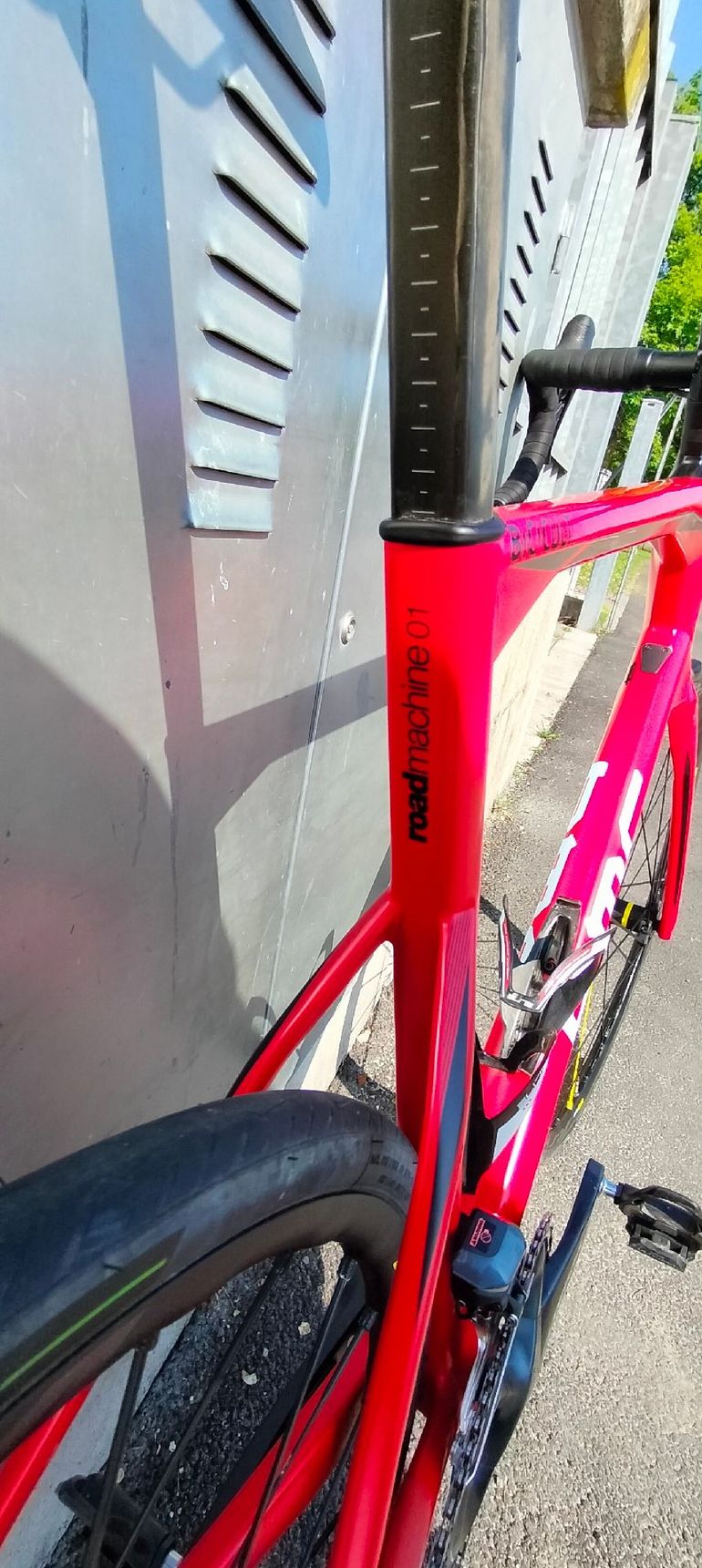 Used BMC Roadmachine Shimano Ultegra Di2 2018 Road & Gravel — image 8 of 13