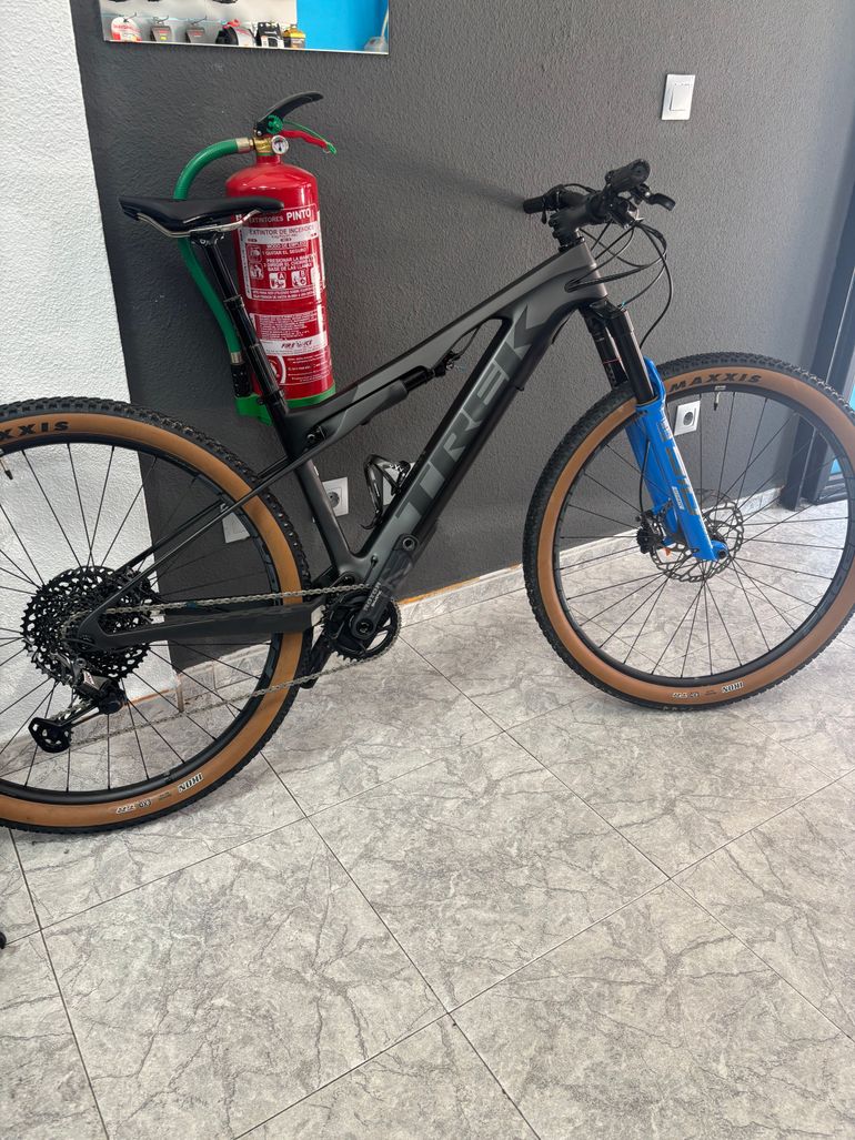 Used Trek e caliber 9.6 Carbono 2022 Mountainbike, Light Gray — image 24 of 24