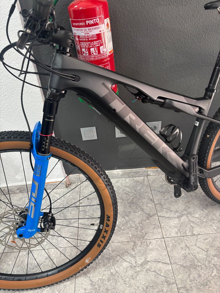 Used Trek e caliber 9.6 Carbono 2022 Mountainbike, Light Gray — image 22 of 24
