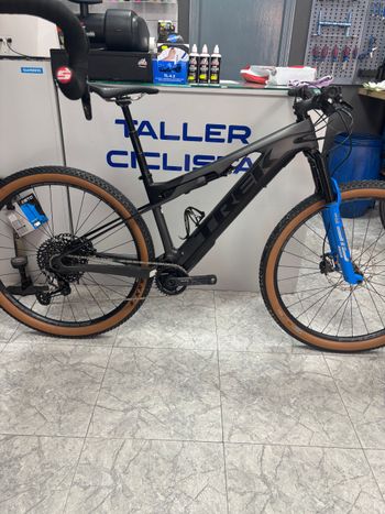 Used Trek e caliber 9.6 Carbono 2022 Mountainbike, Light Gray — image 12 of 24