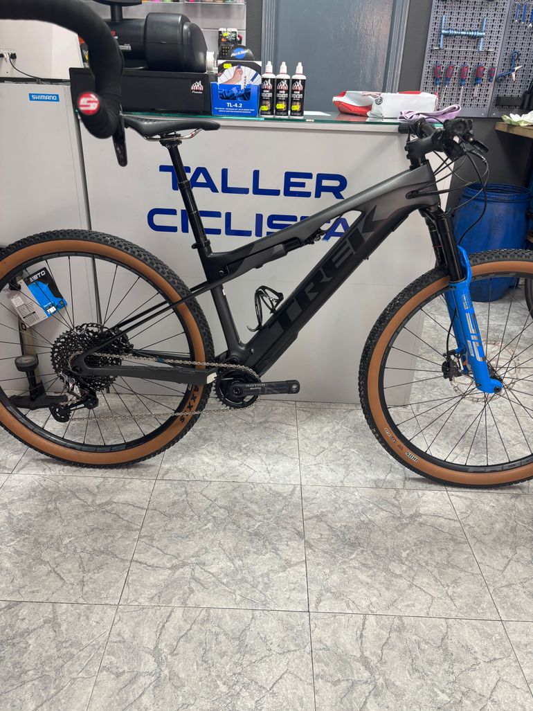 Used Trek e caliber 9.6 Carbono 2022 Mountainbike, Light Gray — image 12 of 24