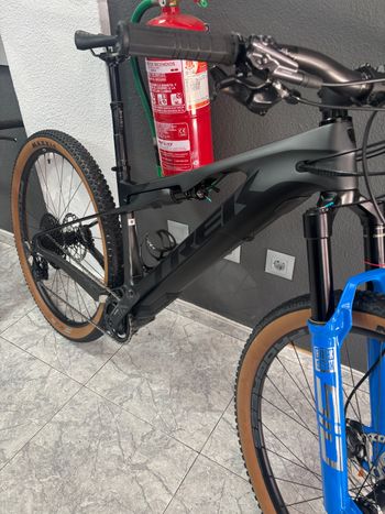 Used Trek e caliber 9.6 Carbono 2022 Mountainbike, Light Gray — image 14 of 24