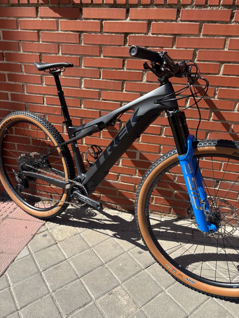 Used Trek e caliber 9.6 Carbono 2022 Mountainbike, Light Gray — image 21 of 24