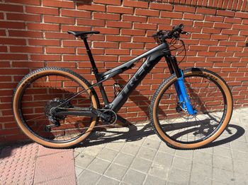 Used Trek e caliber 9.6 Carbono 2022 Mountainbike, Light Gray — image 1 of 24
