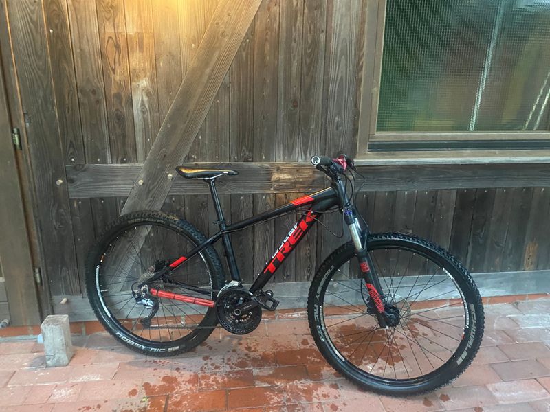 Used Trek Marlin 7 2017 2017 Mountainbike, Black, 27.5, 29 — image 3 of 10