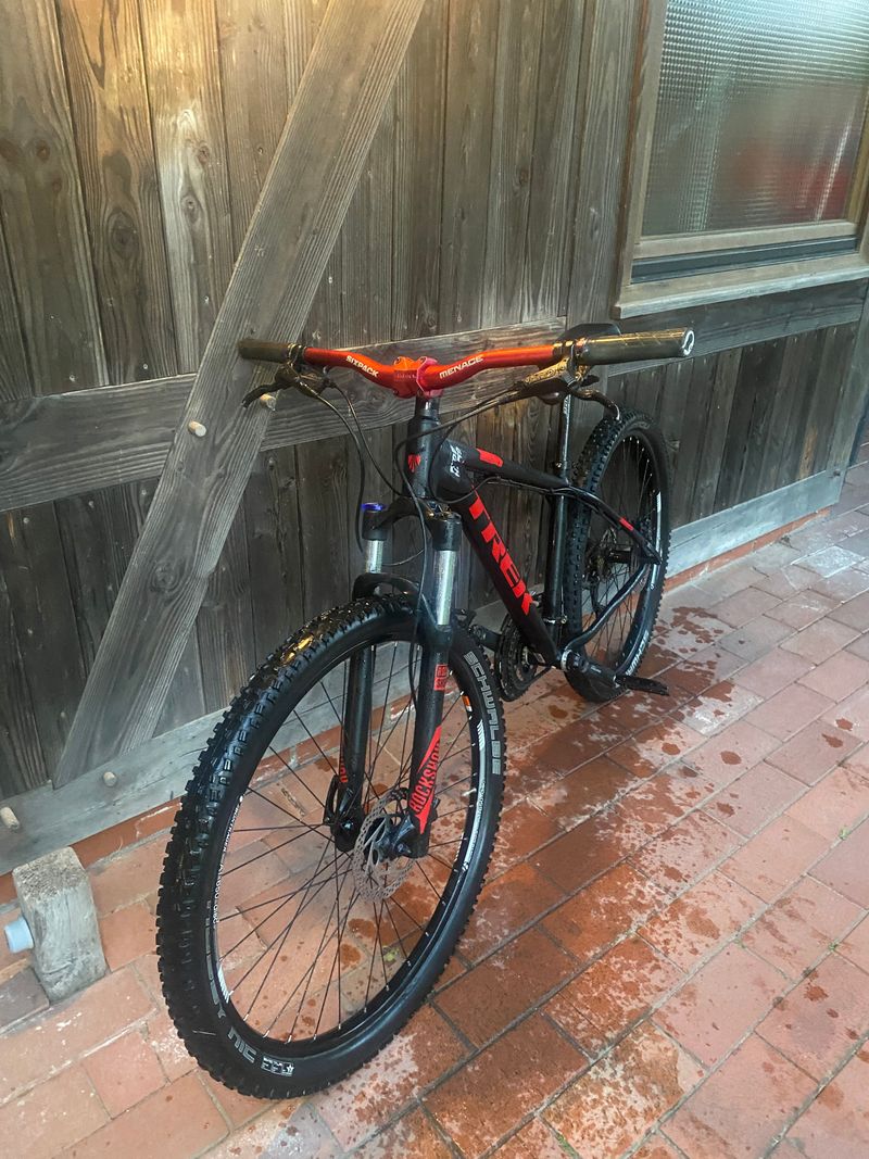 Used Trek Marlin 7 2017 2017 Mountainbike, Black, 27.5, 29 — image 2 of 10
