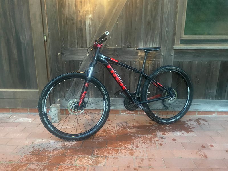 Used Trek Marlin 7 2017 2017 Mountainbike, Black, 27.5, 29 — image 1 of 10