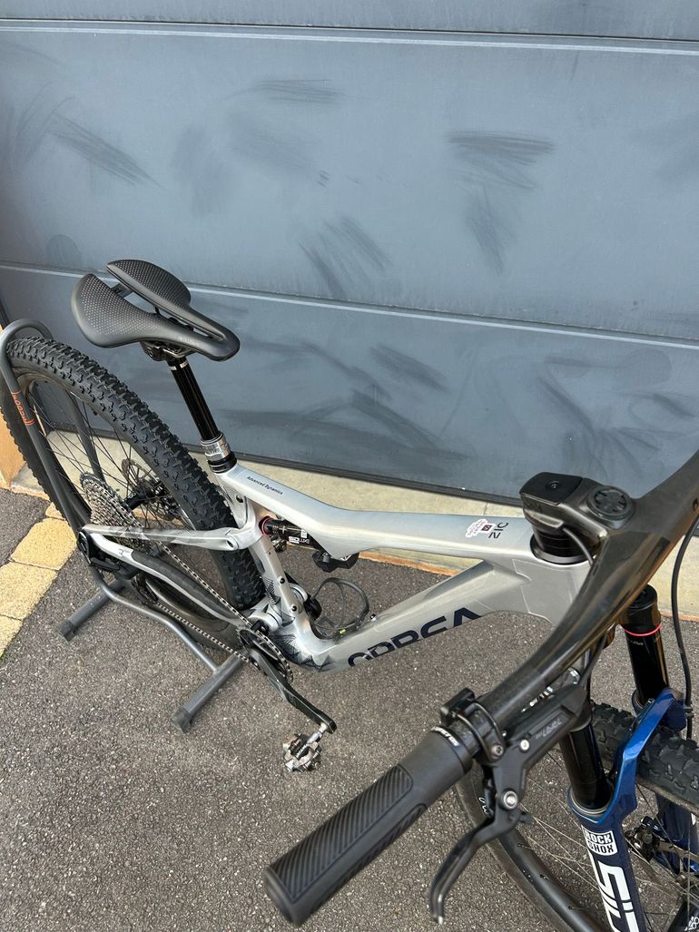 Used Orbea OIZ M-TEAM AXS 2025 2025 Mountainbike, Light Gray, 29 — image 3 of 5