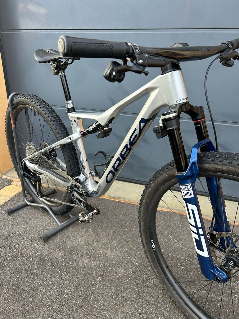 Used Orbea OIZ M-TEAM AXS 2025 2025 Mountainbike, Light Gray, 29 — image 2 of 5