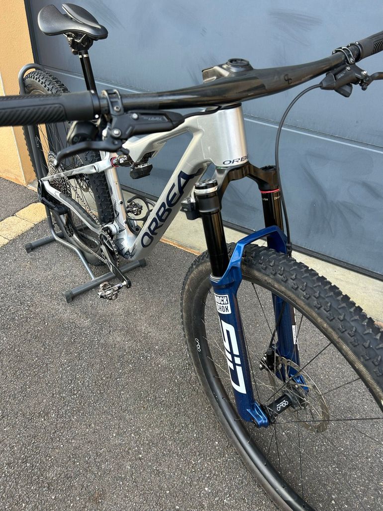 Used Orbea OIZ M-TEAM AXS 2025 2025 Mountainbike, Light Gray, 29 — image 4 of 5