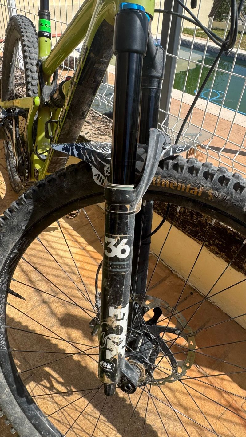 Używany Santa Cruz Hightower LT C R 2018 2018 Mountainbike — zdjęcie 7 z 8