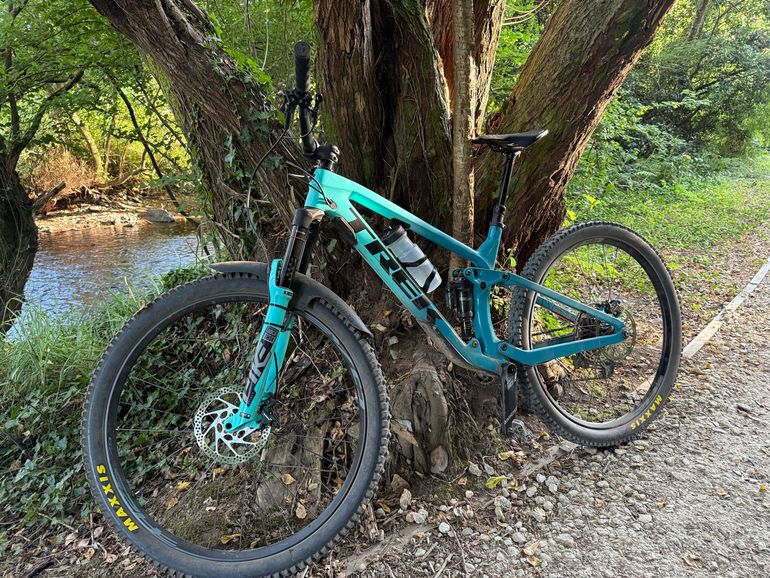 Used trek fuel ex 9.8 Trek fuel ex 9.8 Custom Shimano Deore 2020 Mountainbike, Blue — image 1 of 4