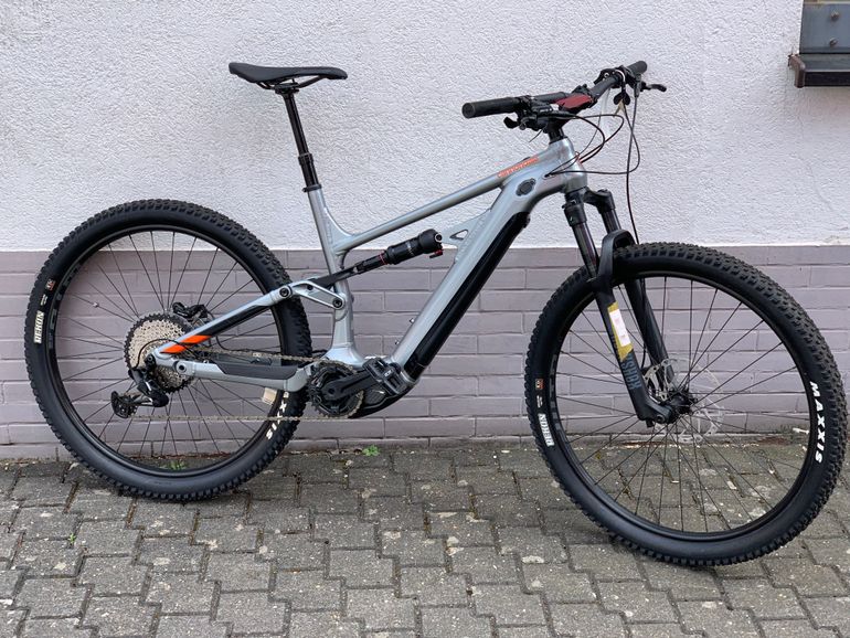 Used Cannondale Moterra Neo 4 2023 2023 Mountainbike, Gris claro — image 1 of 4