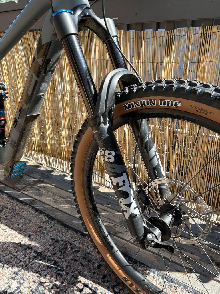Used Trek Remedy 9.7 2020 2020 Mountainbike, Light Gray, 27.5 — image 4 of 7