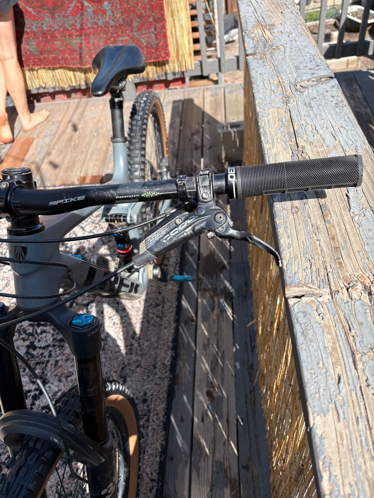 Used Trek Remedy 9.7 2020 2020 Mountainbike, Light Gray, 27.5 — image 2 of 7