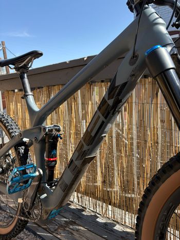 Used Trek Remedy 9.7 2020 2020 Mountainbike, Light Gray, 27.5 — image 5 of 7