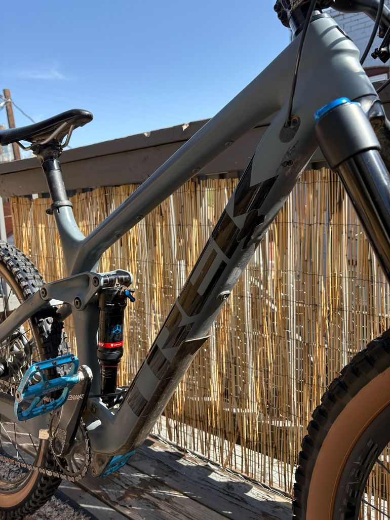 Used Trek Remedy 9.7 2020 2020 Mountainbike, Light Gray, 27.5 — image 5 of 7