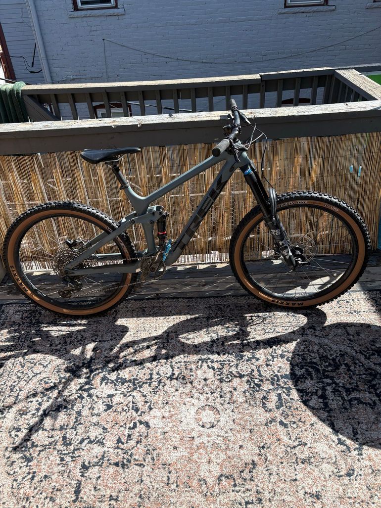Used Trek Remedy 9.7 2020 2020 Mountainbike, Light Gray, 27.5 — image 1 of 7