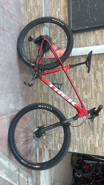 Trek Marlin 7 Gen 3 2025 2025 Mountainbike usato, Rosso — immagine 2 di 5