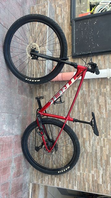Trek Marlin 7 Gen 3 2025 2025 Mountainbike usato, Rosso — immagine 3 di 5