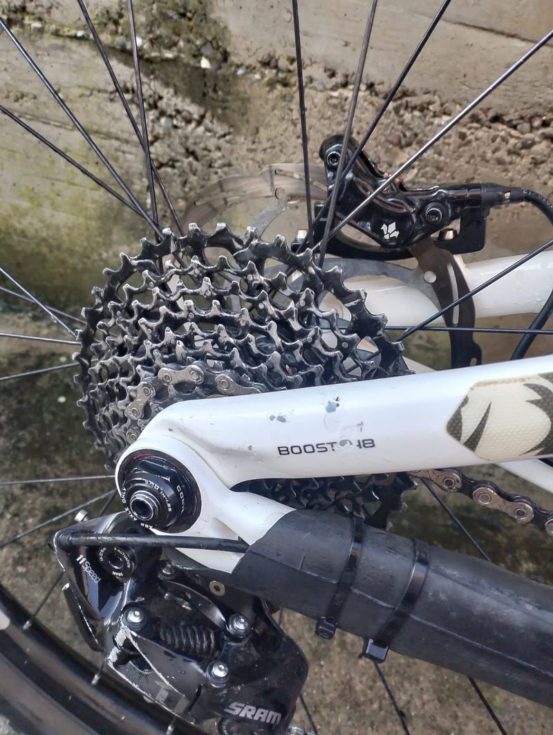 Used Trek Slash 9.8 29 2017 2017 Mountainbike, White, 29 — image 6 of 6