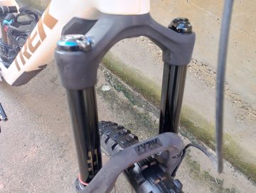 Used Trek Slash 9.8 29 2017 2017 Mountainbike, White, 29 — image 5 of 6