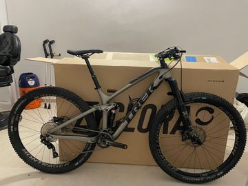 Trek Fuel EX 9.8 XT 2022 2022 Mountainbike usato, Grigio chiaro — immagine 1 di 5