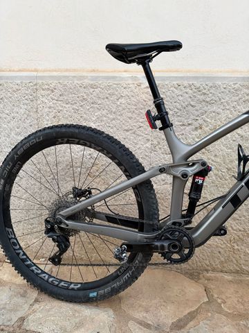 Trek Fuel EX 9.8 XT 2022 2022 Mountainbike usato, Grigio chiaro — immagine 5 di 5