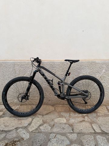 Trek Fuel EX 9.8 XT 2022 2022 Mountainbike usato, Grigio chiaro — immagine 2 di 5