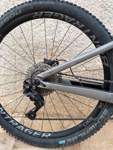 Trek Fuel EX 9.8 XT 2022 2022 Mountainbike usato, Grigio chiaro — immagine 3 di 5