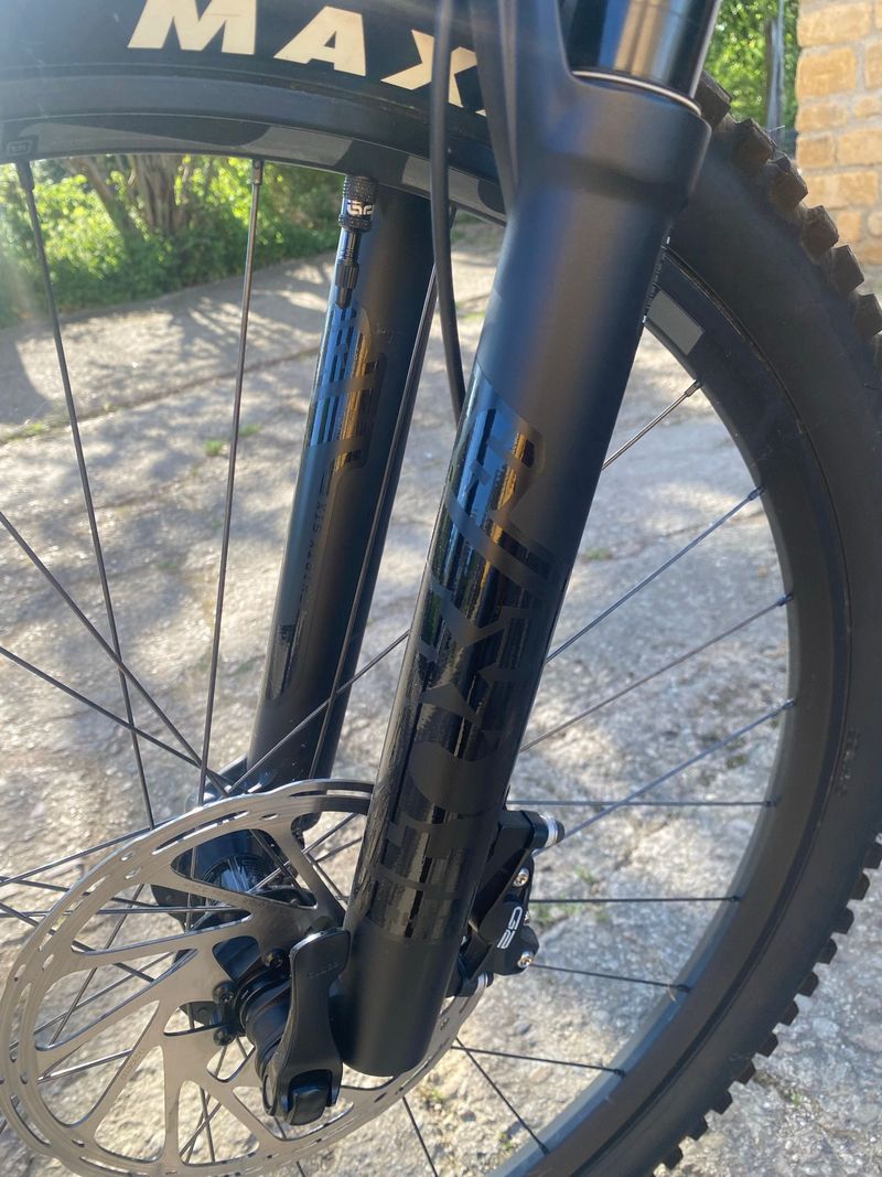 Used Mondraker FOXY 2023 2023 Mountainbike, Light Gray, 29 — image 8 of 19
