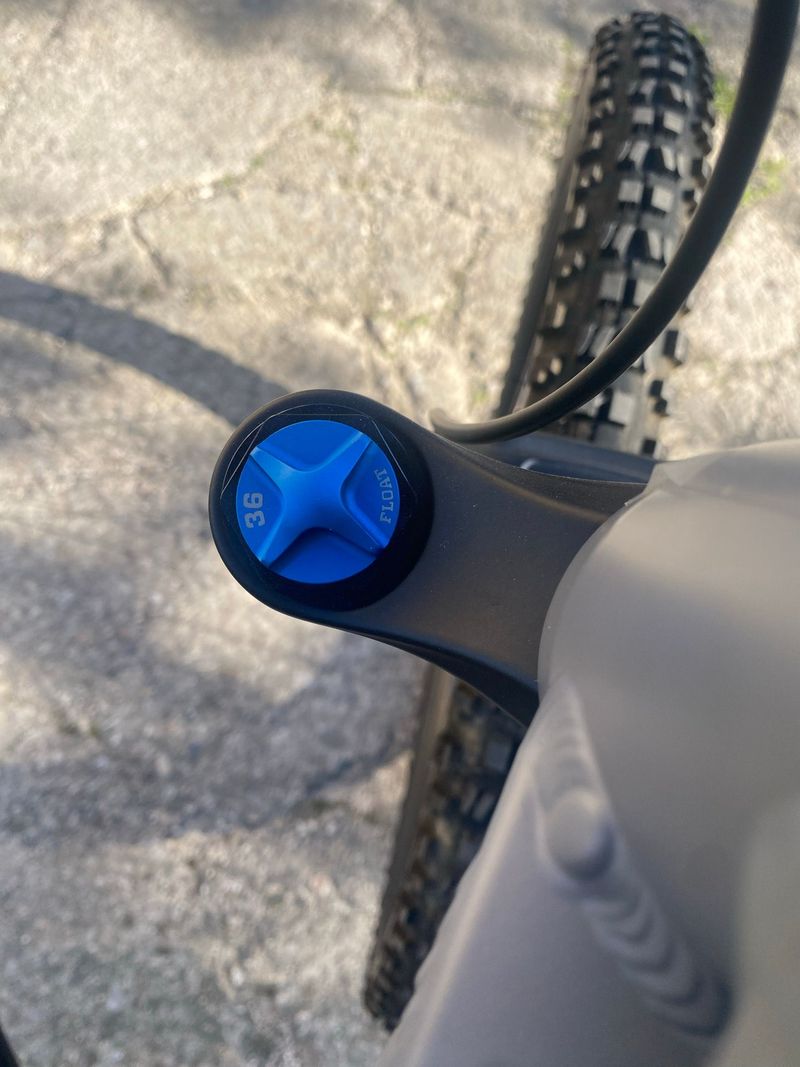 Used Mondraker FOXY 2023 2023 Mountainbike, Light Gray, 29 — image 15 of 19