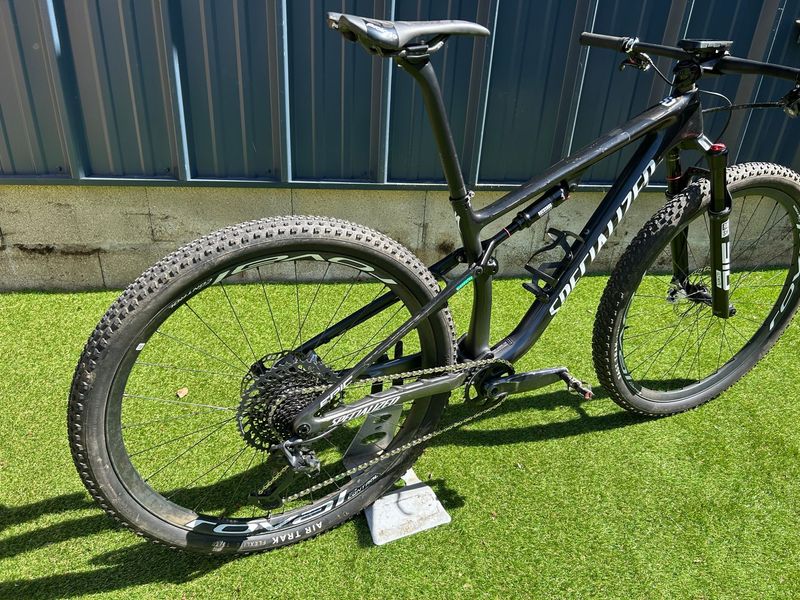 Used Specialized Epic Expert 2023 Mountainbike, Black — image 3 of 3