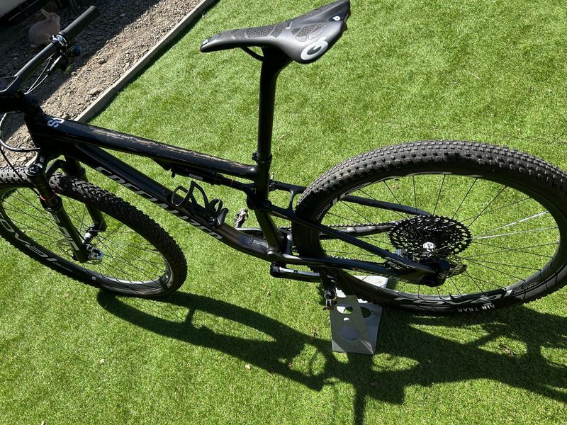 Used Specialized Epic Expert 2023 Mountainbike, Black — image 2 of 3