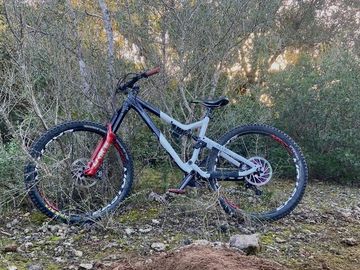 Used Commencal Meta 2020 Mountainbike, White — image 3 of 5