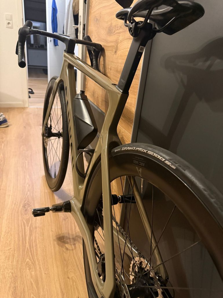 Used Canyon Aeroad CF SLX 7 Di2 2026 2026 Road & Gravel, Black — image 4 of 9