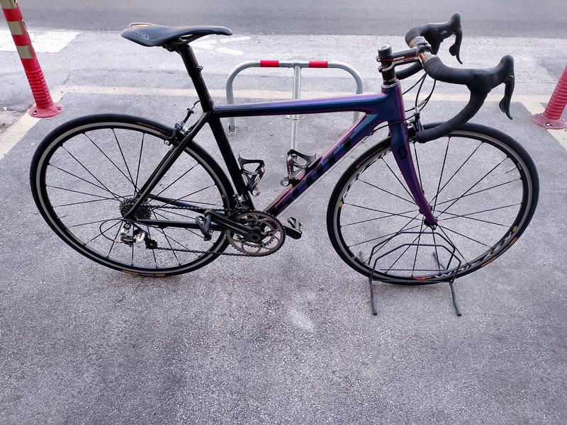 Scott Addict R1 2010 2010 Road & Gravel usato, Viola — immagine 1 di 13