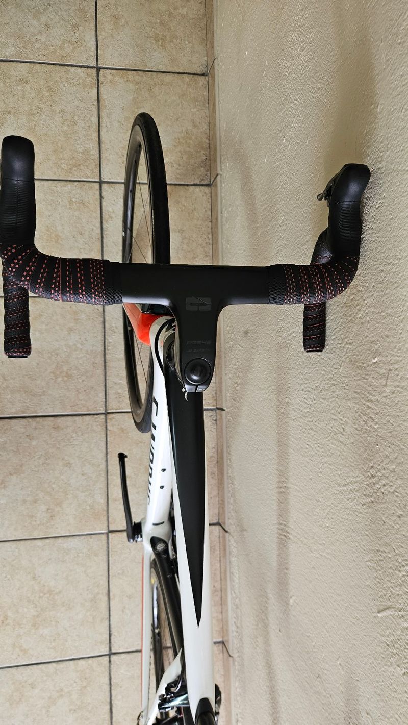 Used Specialized Tarmac SRAM Red eTap AXS 2018 Road & Gravel, White — image 4 of 8