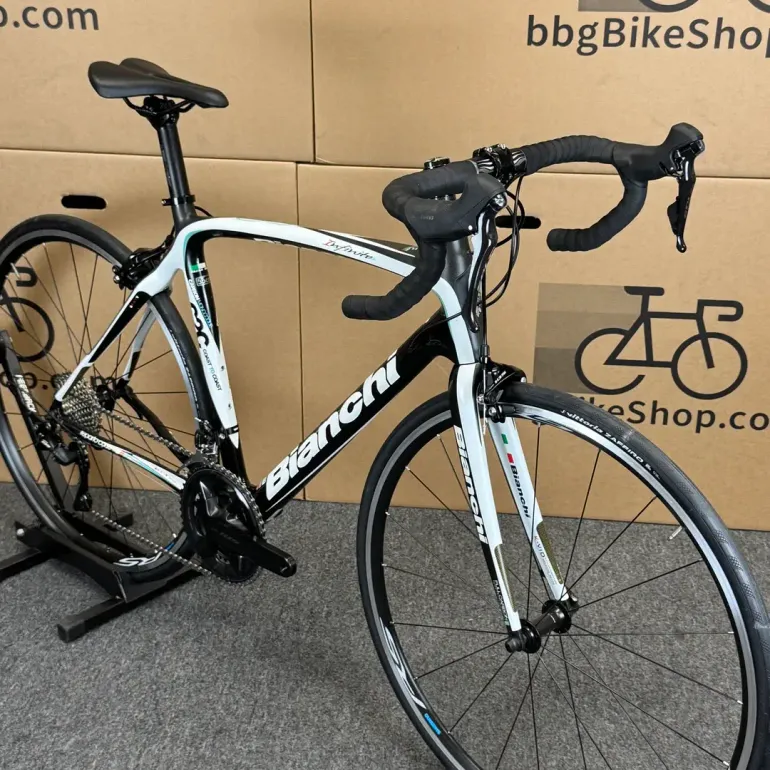 Used Bianchi Bianchi Infinito Carbon Fiber Road Bike - 11-speed Shimano 105 (55cm) 2014 Road & Gravel, White — image 3 of 10