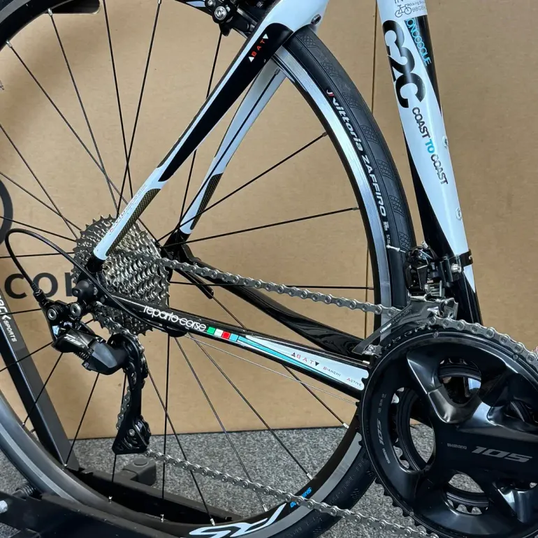 Used Bianchi Bianchi Infinito Carbon Fiber Road Bike - 11-speed Shimano 105 (55cm) 2014 Road & Gravel, White — image 6 of 10