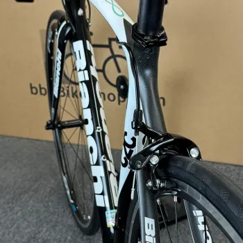 Used Bianchi Bianchi Infinito Carbon Fiber Road Bike - 11-speed Shimano 105 (55cm) 2014 Road & Gravel, White — image 7 of 10