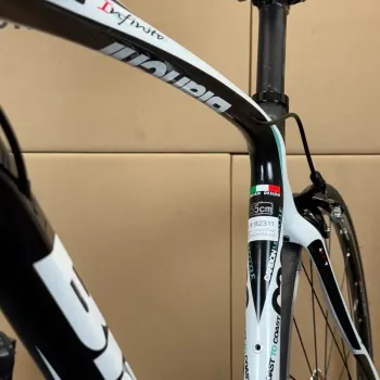 Used Bianchi Bianchi Infinito Carbon Fiber Road Bike - 11-speed Shimano 105 (55cm) 2014 Road & Gravel, White — image 8 of 10