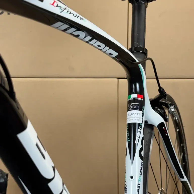 Used Bianchi Bianchi Infinito Carbon Fiber Road Bike - 11-speed Shimano 105 (55cm) 2014 Road & Gravel, White — image 8 of 10