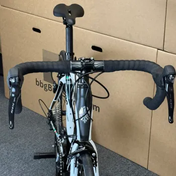 Used Bianchi Bianchi Infinito Carbon Fiber Road Bike - 11-speed Shimano 105 (55cm) 2014 Road & Gravel, White — image 4 of 10