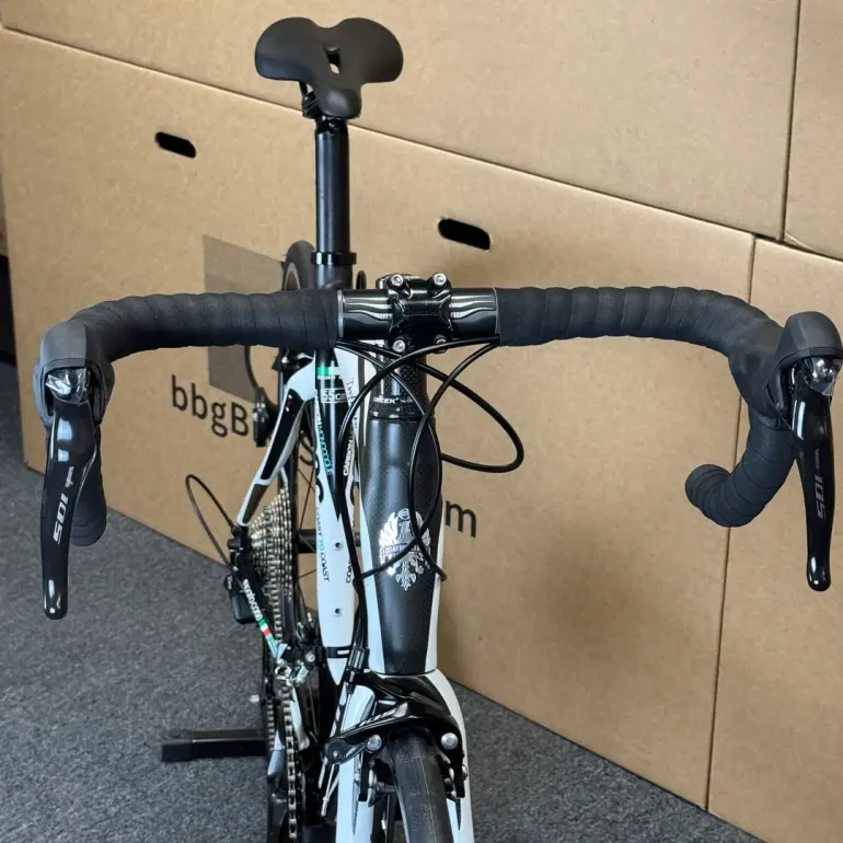 Used Bianchi Bianchi Infinito Carbon Fiber Road Bike - 11-speed Shimano 105 (55cm) 2014 Road & Gravel, White — image 4 of 10