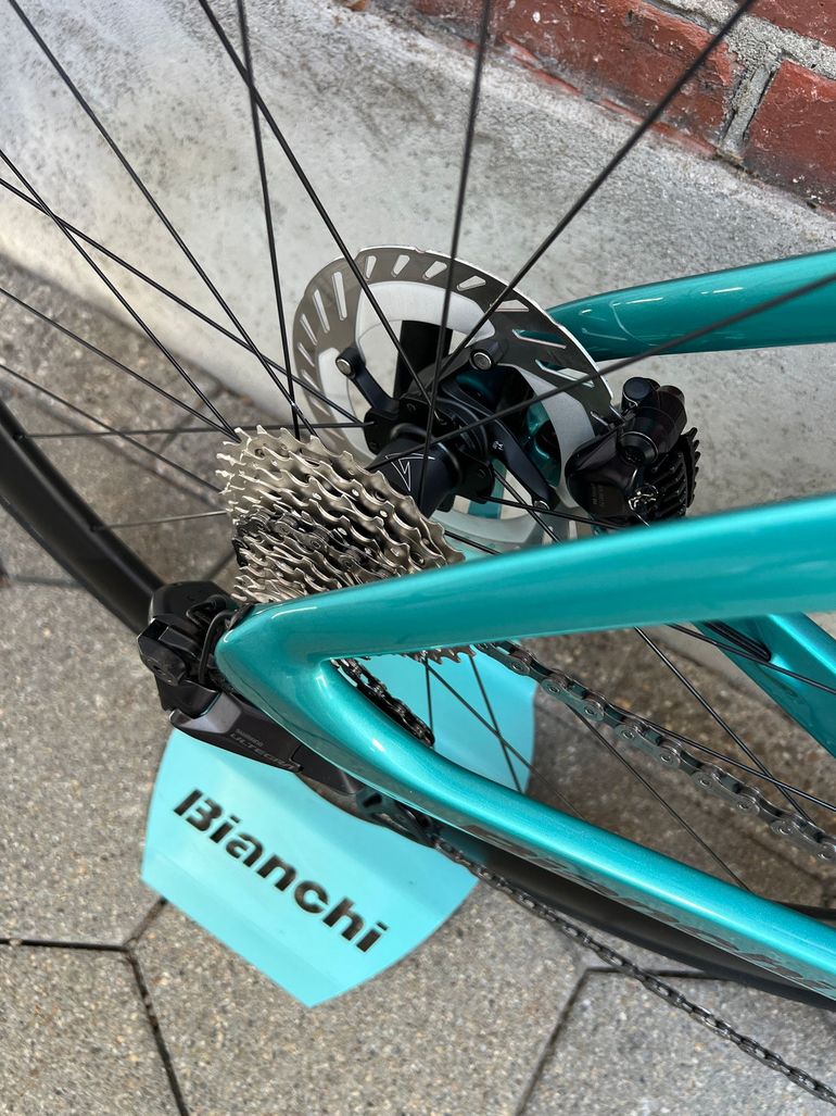 Used Bianchi Oltre Shimano Ultegra Di2 2026 Road & Gravel — image 11 of 17