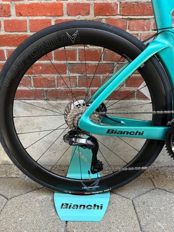 Used Bianchi Oltre Shimano Ultegra Di2 2026 Road & Gravel — image 2 of 17