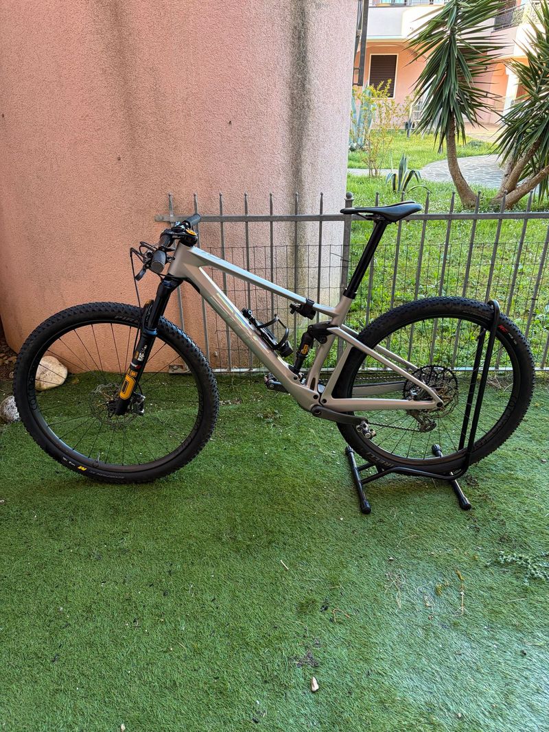 BMC Fourstroke SRAM XX1 Eagle AXS 2023 Mountainbike usato, Grigio chiaro — immagine 2 di 5