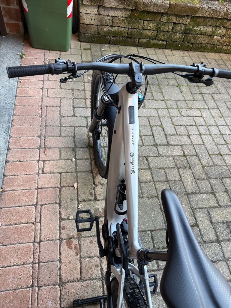 Used Giant Reign E+ 3 2024 2024 Mountainbike, Light Gray, 29 — image 7 of 11