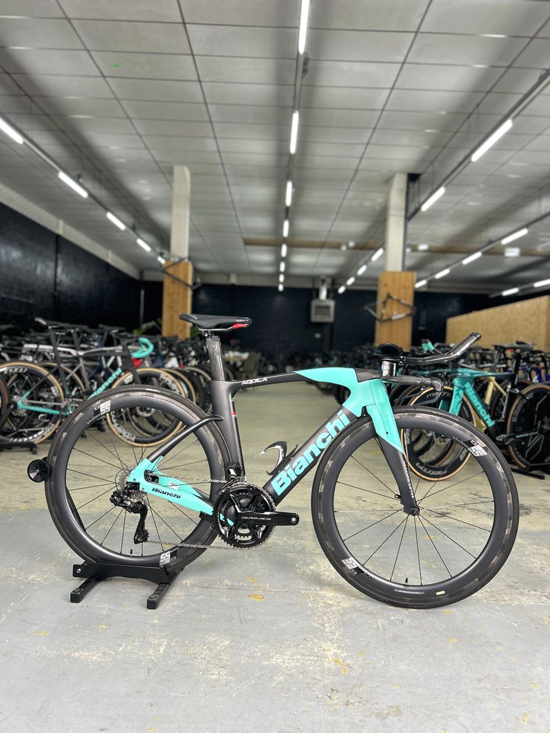 Käytetty Bianchi Aquila CV Di2 Carbon 2024 Road & Gravel